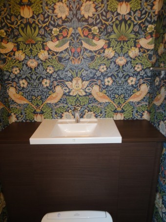 ウィリアム・モリスのクロスで上品なトイレに